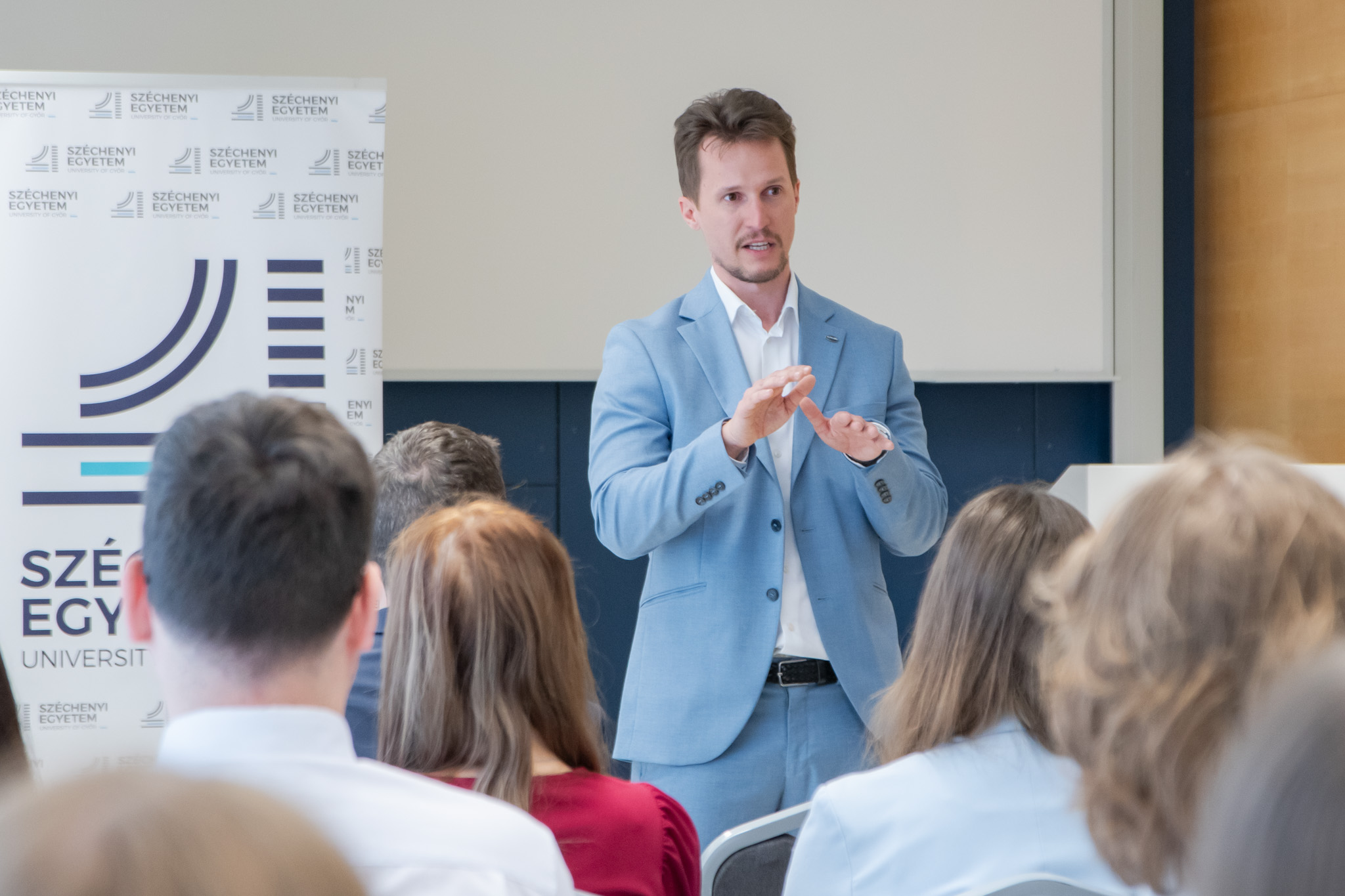 Valér Pausits addressed the young people as the winner of the “Alumnus of the Year 2024” award. (Photo by Bettina Korinek)